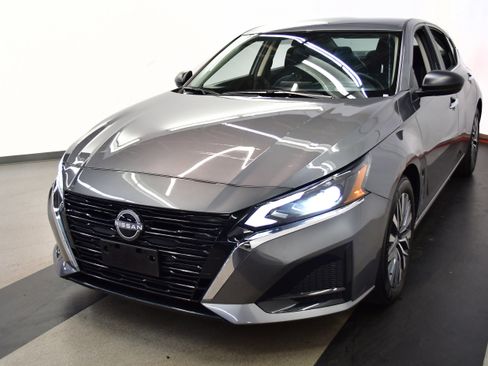 Used 2025 Nissan Altima 2.5 SV FWD image 4
