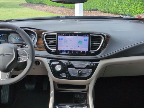 Used 2023 Chrysler Pacifica Limited FWD image 30