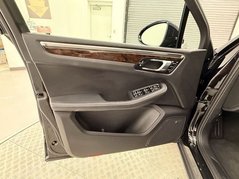 Certified 2025 Porsche Macan image 24