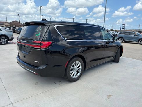 Used 2026 Chrysler Pacifica Limited FWD image 3