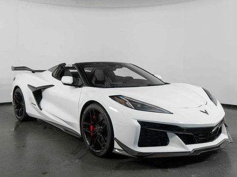 Used 2025 Chevrolet Corvette Z06 w/ Z07 Performance Package image 2