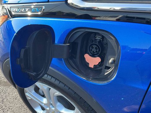 Used 2020 Chevrolet Bolt LT FWD image 9