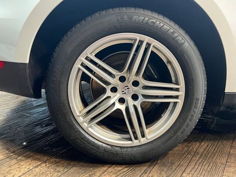 Used 2018 Porsche Macan Base w/ Premium Package image 34