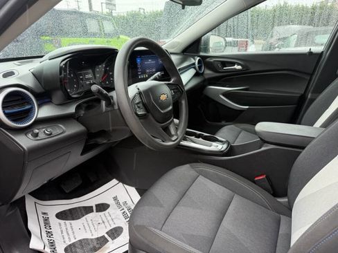 Used 2025 Chevrolet Trax LS image 7