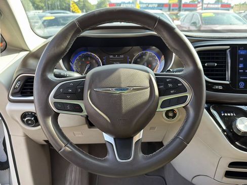 Used 2017 Chrysler Pacifica Touring-L FWD image 13
