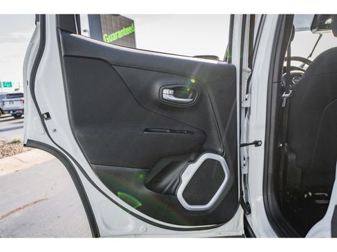 Used 2018 Jeep Renegade Latitude w/ Popular Equipment Group image 22