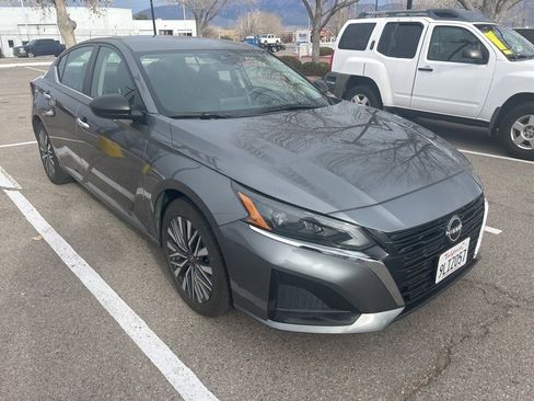 Used 2024 Nissan Altima 2.5 SV image 3