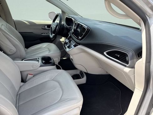 Used 2021 Chrysler Pacifica Touring-L w/ Premium & Safety Sphere Group image 25
