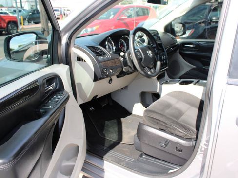 Used 2016 Dodge Grand Caravan SXT FWD image 12