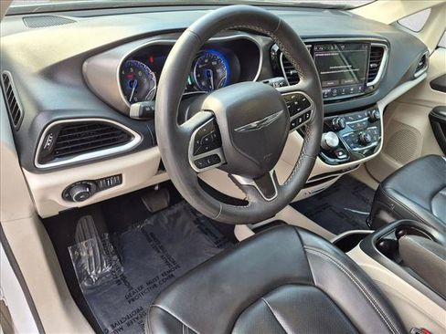 Used 2023 Chrysler Pacifica Touring-L FWD image 10