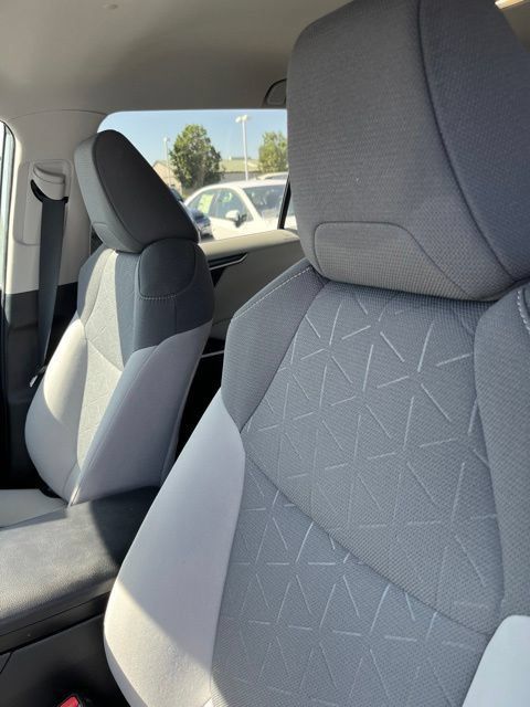 Used 2022 Toyota RAV4 XLE AWD/4WD image 5