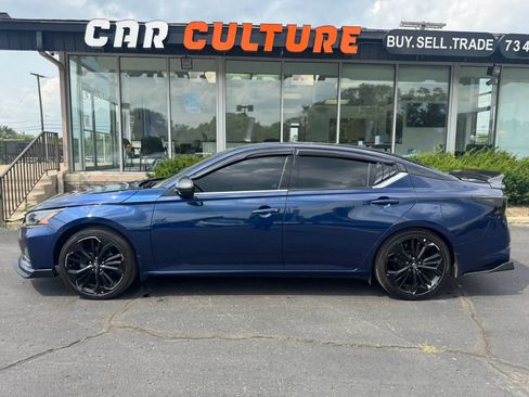 Used 2023 Nissan Altima 2.5 SR w/ SR Premium Package FWD image 2