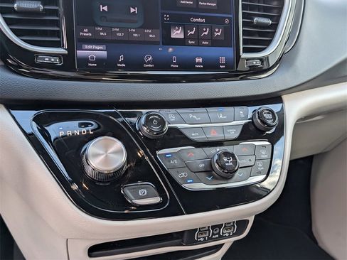 Used 2024 Chrysler Pacifica Touring-L image 13