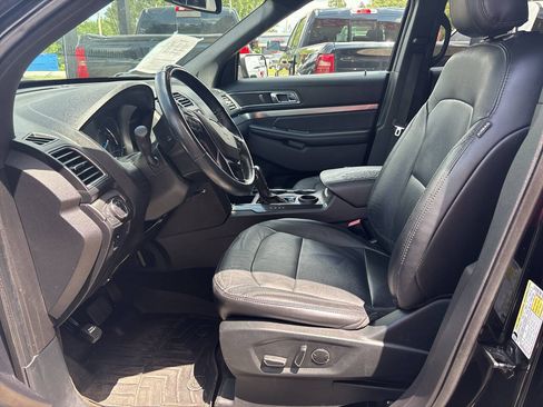 Used 2018 Ford Explorer XLT w/ Equipment Group 202A FWD image 8