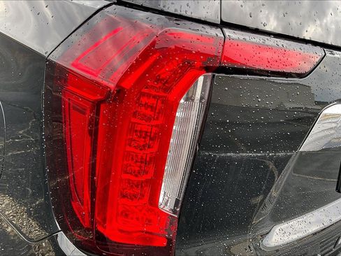 Used 2024 GMC Yukon SLT w/ SLT Luxury Package image 24