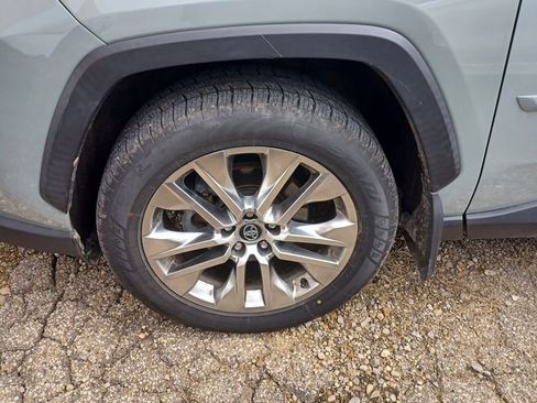 Used 2020 Toyota RAV4 XLE Premium image 3