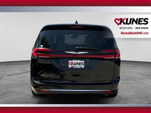 Used 2024 Chrysler Pacifica Touring-L FWD image 9
