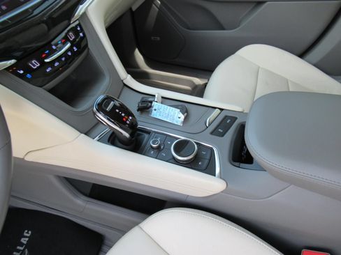 Used 2020 Cadillac XT6 Premium Luxury FWD image 17