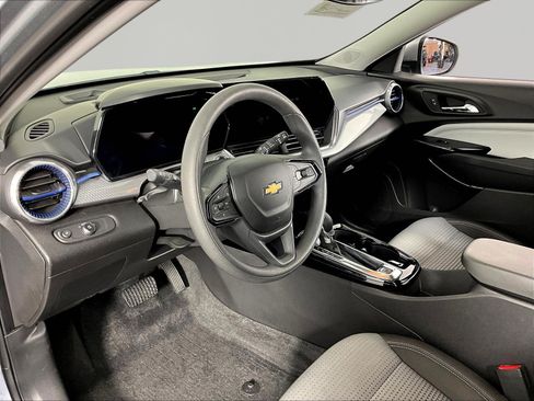 Used 2025 Chevrolet Trax LT FWD image 15