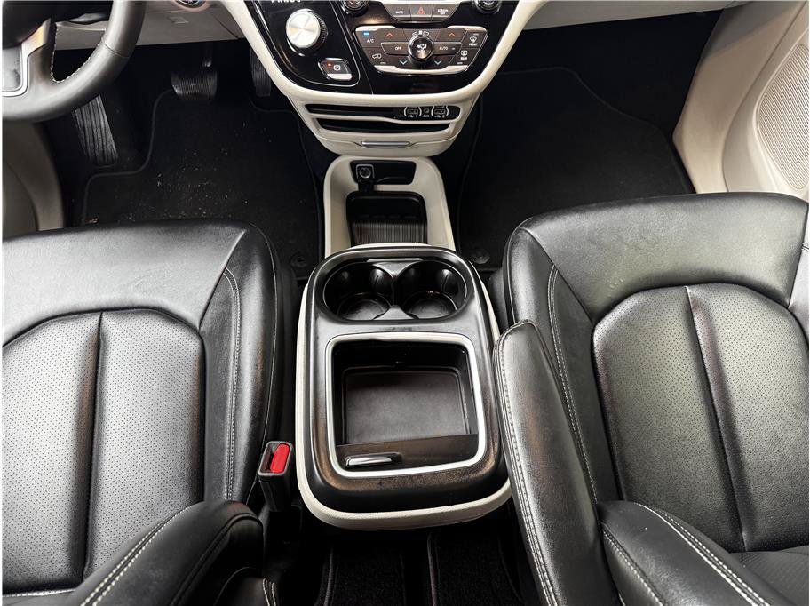 Used 2024 Chrysler Pacifica Touring-L FWD image 25