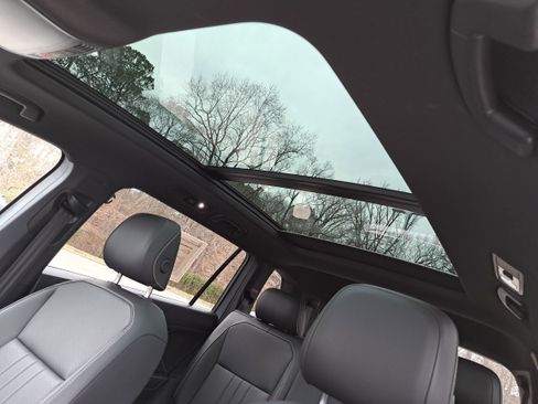 Certified 2023 Volkswagen Tiguan SE R-Line image 28