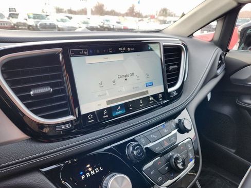 New 2026 Chrysler Pacifica Limited image 17