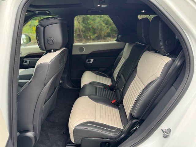 Used 2024 Land Rover Discovery Dynamic SE AWD/4WD image 13