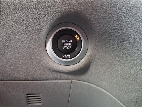 Used 2023 Chrysler Pacifica Limited image 27