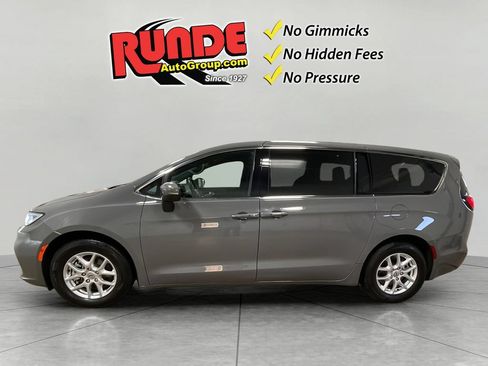 Used 2023 Chrysler Pacifica Touring FWD image 2