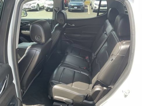 Used 2023 GMC Acadia SLT FWD image 9
