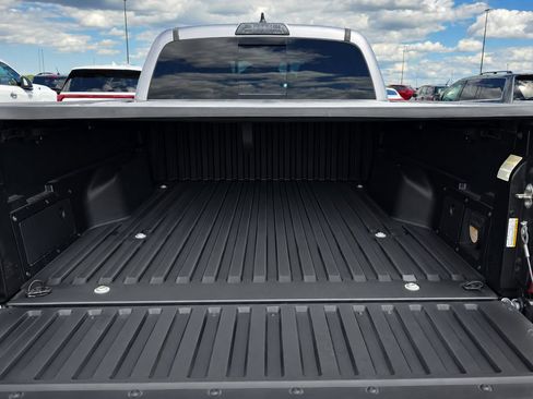 Used 2018 Toyota Tacoma TRD Off-Road w/ Technology Package AWD/4WD image 11