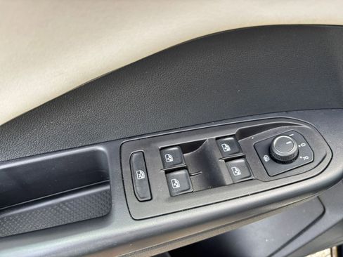 Used 2025 Volkswagen Taos SE FWD image 18