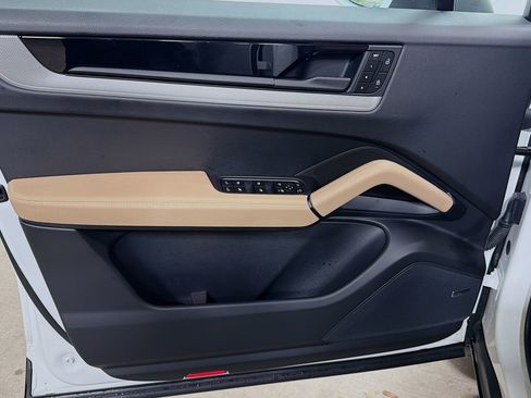 Used 2025 Porsche Cayenne image 22