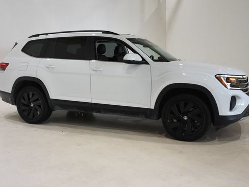 Used 2025 Volkswagen Atlas SE FWD image 3