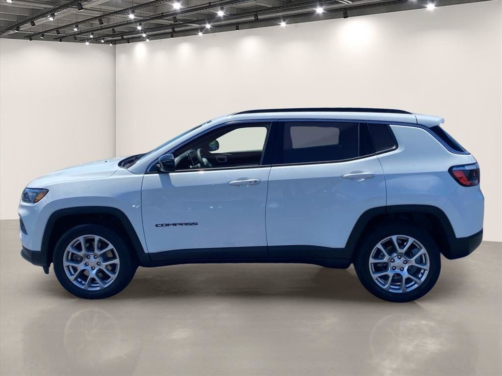 Used 2023 Jeep Compass Latitude AWD/4WD image 4