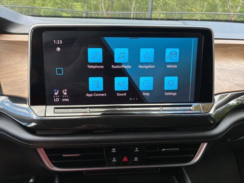 Used 2025 Volkswagen Atlas SE AWD/4WD image 21