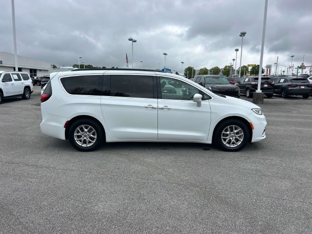 Used 2022 Chrysler Pacifica Touring-L FWD image 2