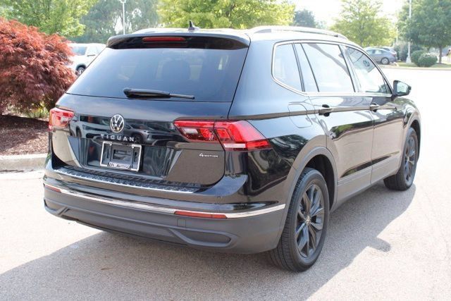 Used 2024 Volkswagen Tiguan SE w/ Panoramic Sunroof Package AWD/4WD image 3