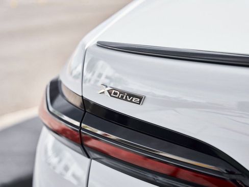 Used 2025 BMW 760i xDrive w/ Premium Package image 12