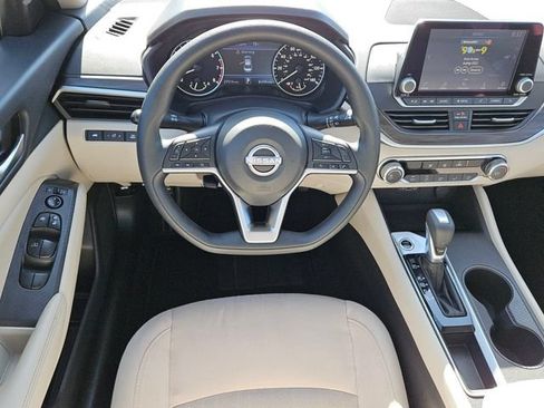 Used 2025 Nissan Altima 2.5 SV FWD image 12