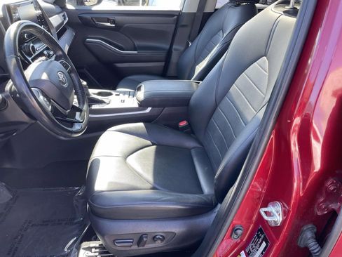 Used 2020 Toyota Highlander XLE image 24