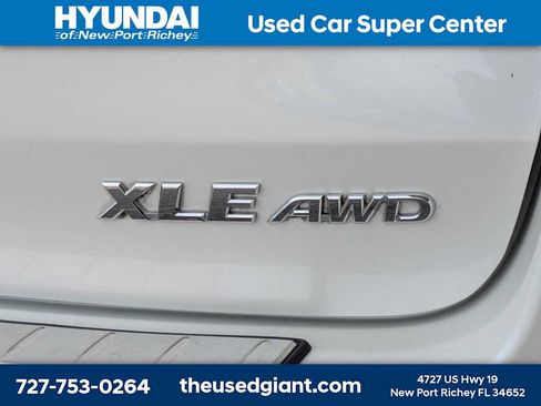 Used 2019 Toyota Highlander XLE AWD/4WD image 14