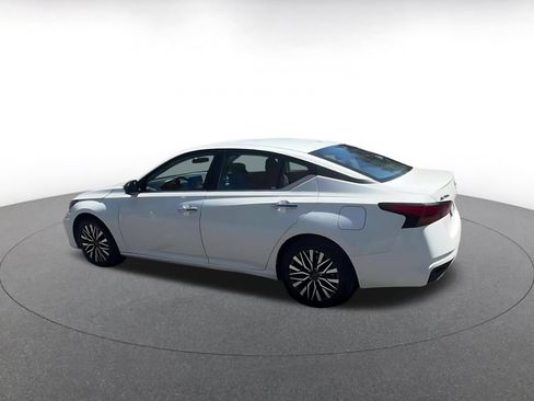 Used 2025 Nissan Altima 2.5 SV FWD image 10