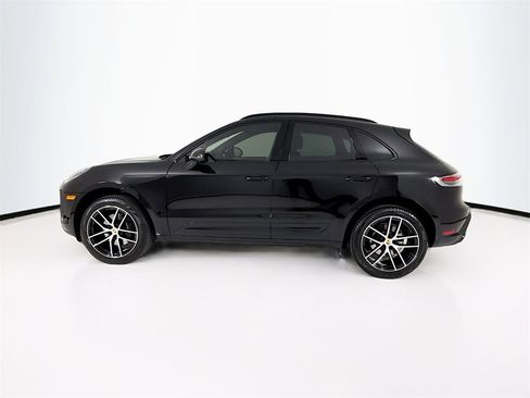 Used 2025 Porsche Macan image 2