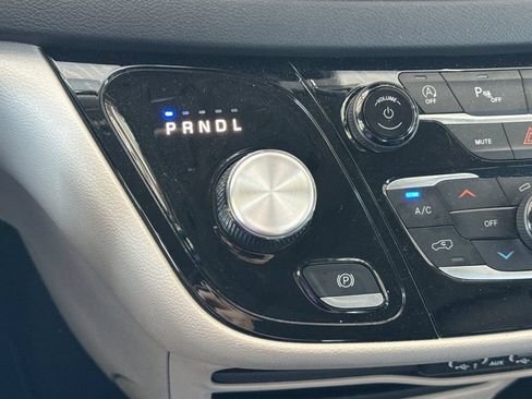 Used 2023 Chrysler Pacifica Touring-L FWD image 31