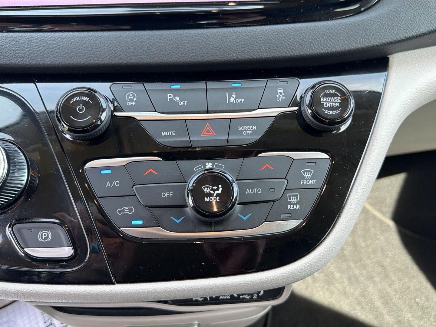 Used 2024 Chrysler Pacifica Touring-L FWD image 20