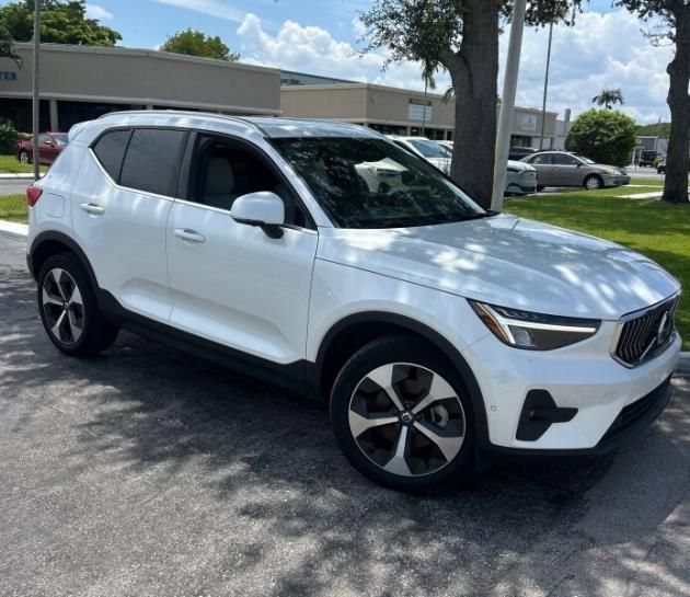 Used 2024 Volvo XC40 B5 Plus AWD/4WD image 2
