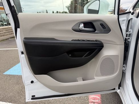 Used 2022 Chrysler Pacifica Touring-L image 12