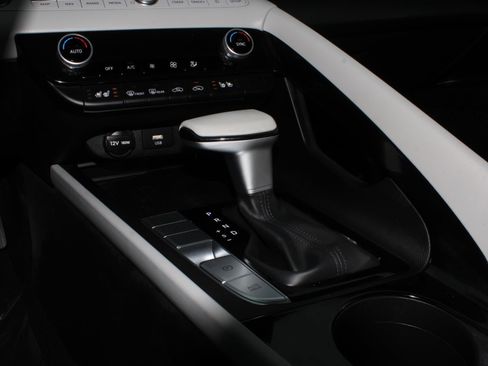 Used 2023 Hyundai Elantra Limited image 16