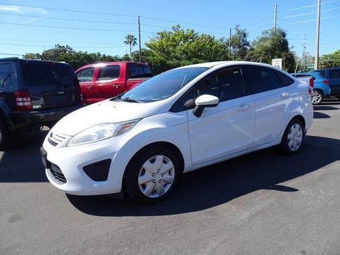 Used 2013 Ford Fiesta S w/ Convenience Pkg image 2